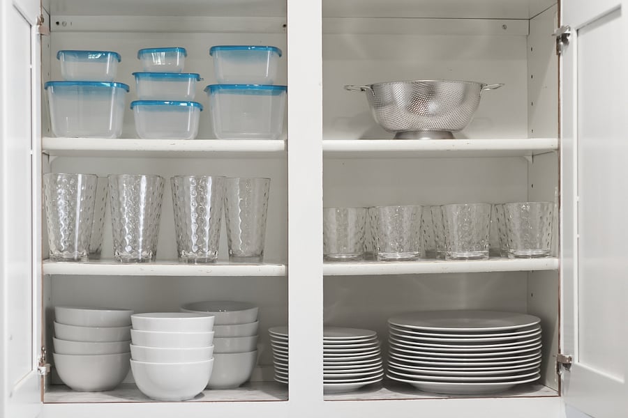 Dinnerware set serves 12 people/Glass cups in different sizes.