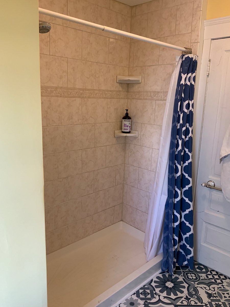 Shower in upstairs bathroom. Sorry - no tub :(
