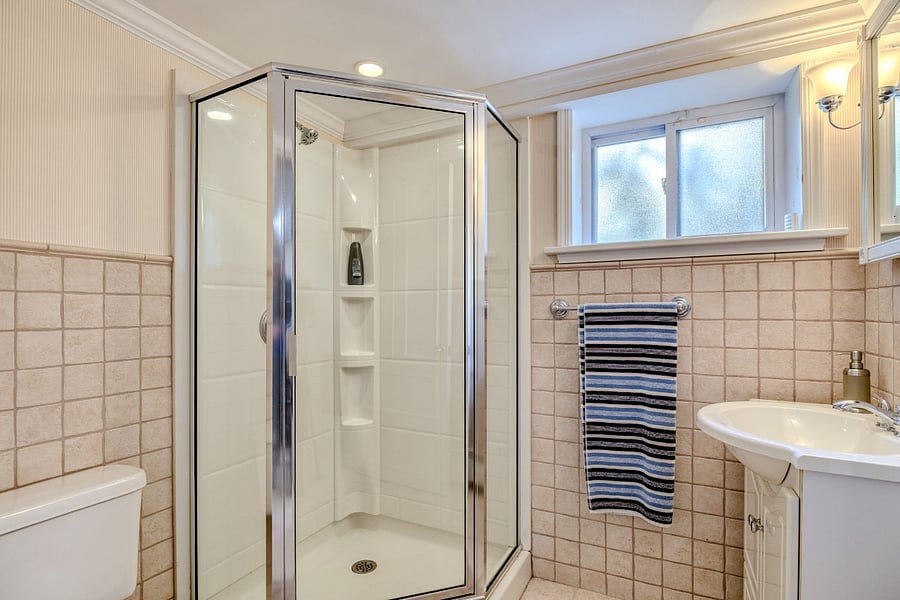 Full bathroom in basement. No tub :(