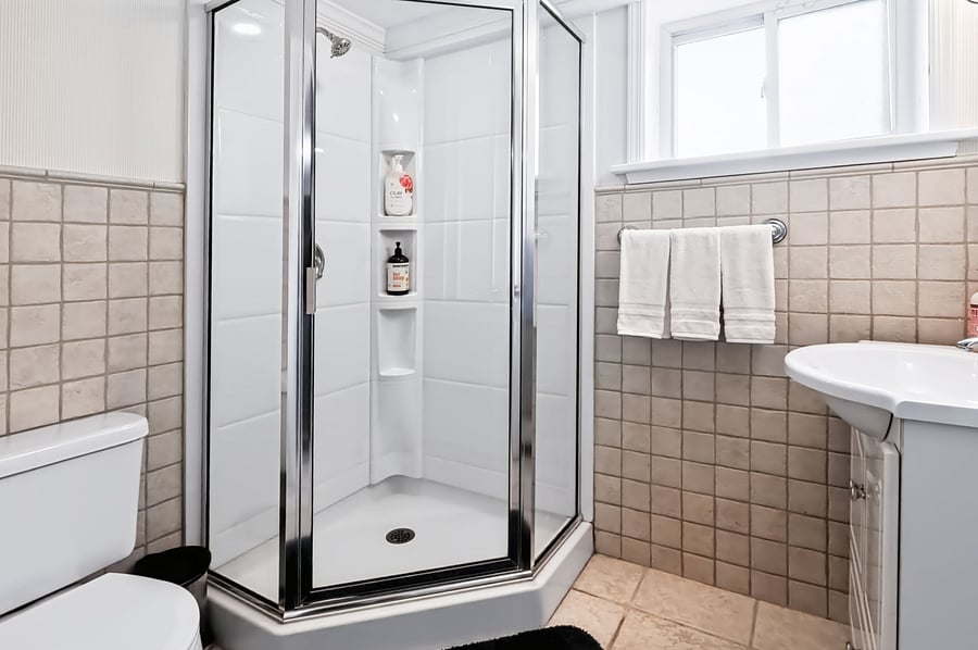 Full bathroom in basement. No tub :(