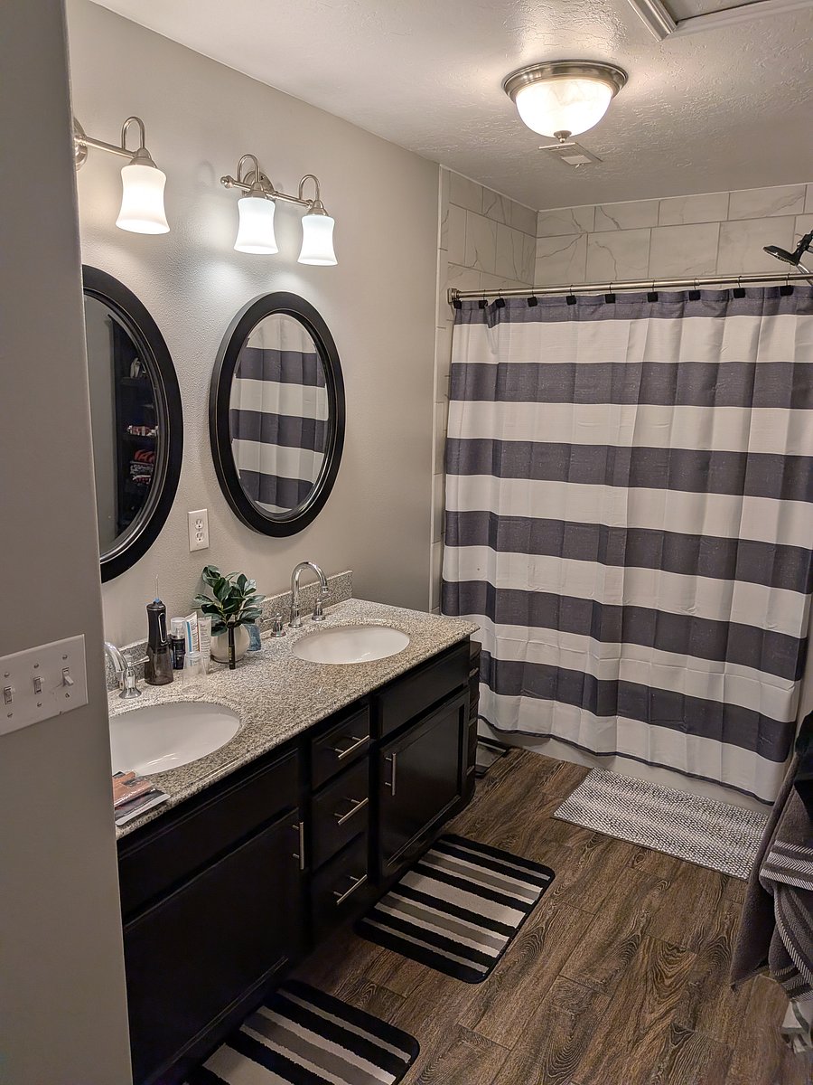 Master bathroom 1