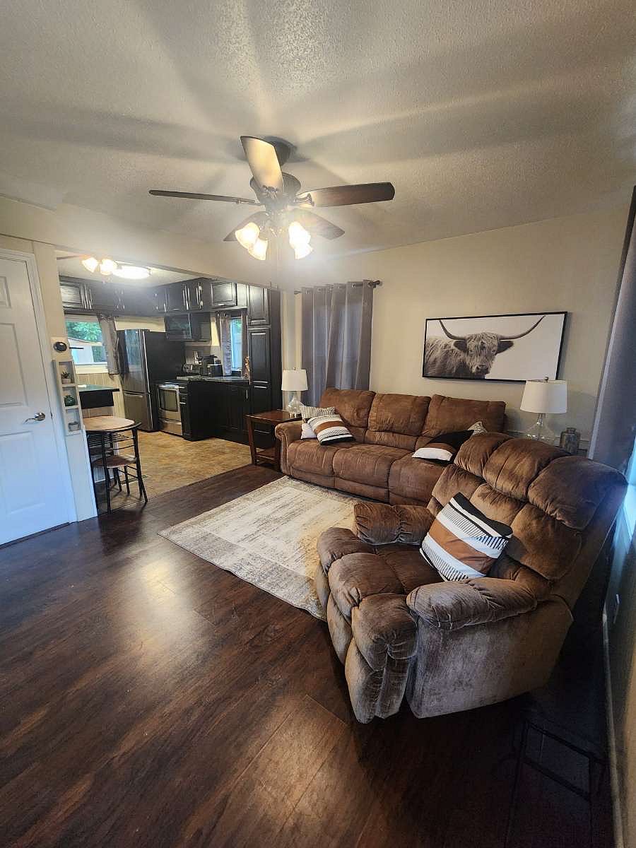 Living Room: Smart TV