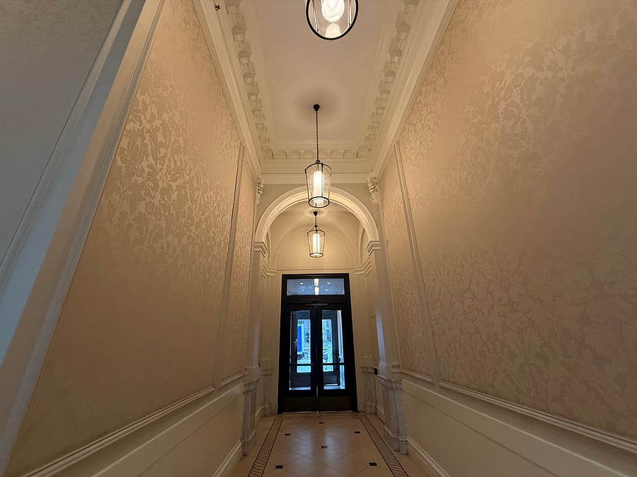 Grandiose entrance. Clean, airy and odor free! 
