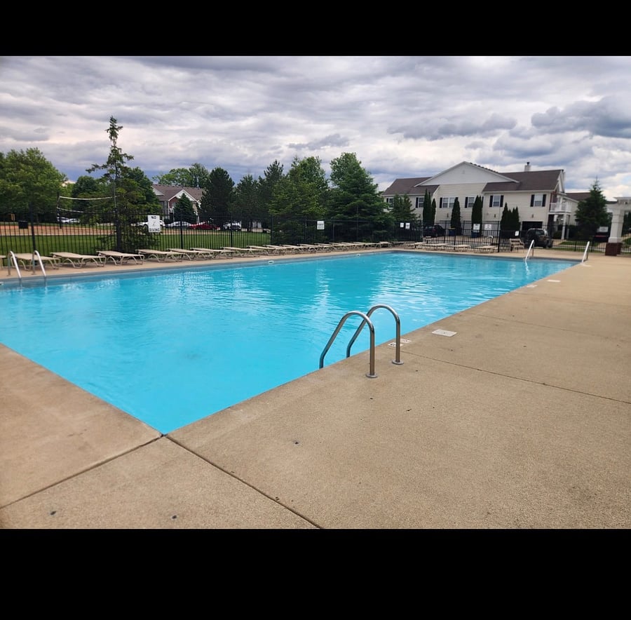 Community pool (seasonal).