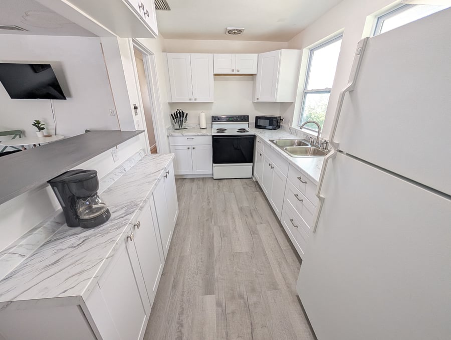 Full oven and microwave in the kitchen