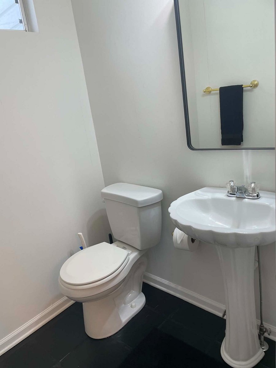upstairs half bath
