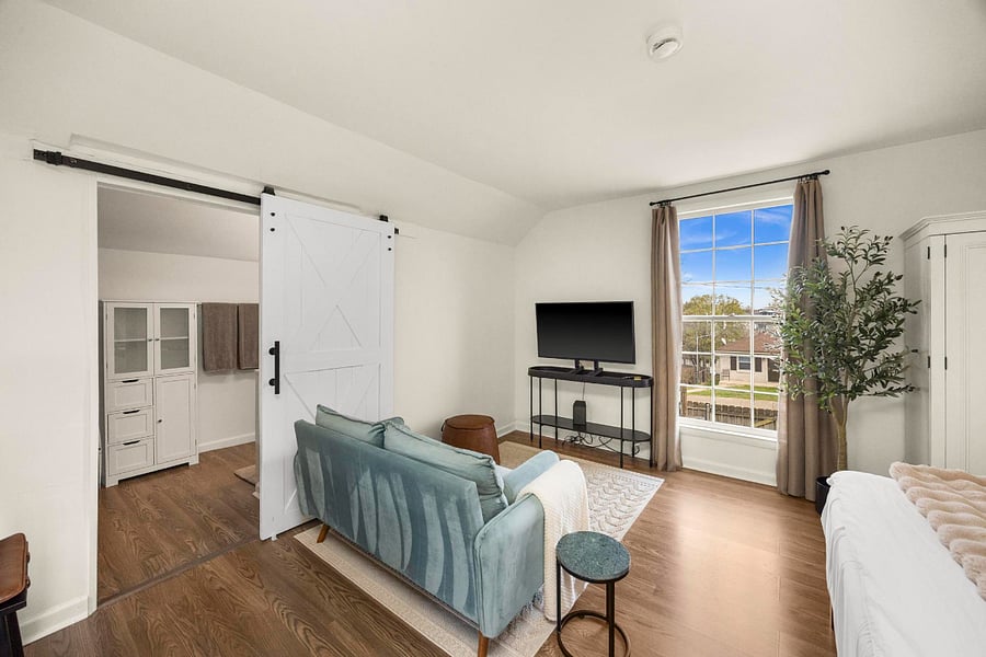 Bright and airy by day, relaxing by night! This sunlit space with large windows makes it easy to unwind in comfort!