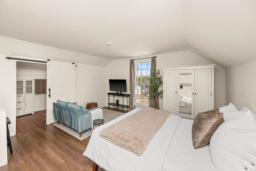 An open-concept layout that seamlessly blends sleep and lounge spaces, comfortable and easy to live in!