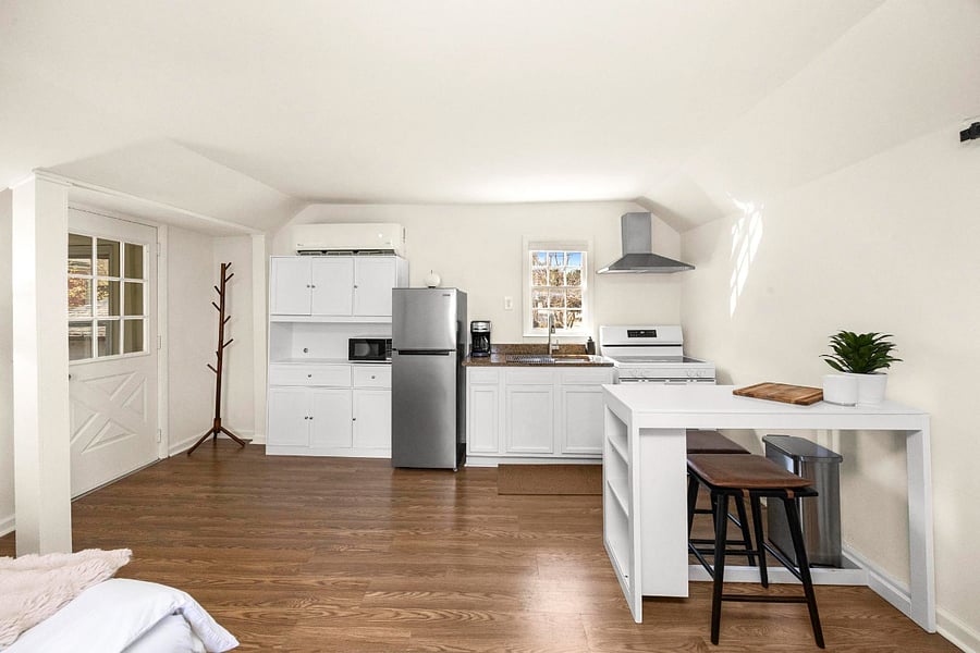 An open and practical layout that keeps everything within reach, from cooking to clean-up!