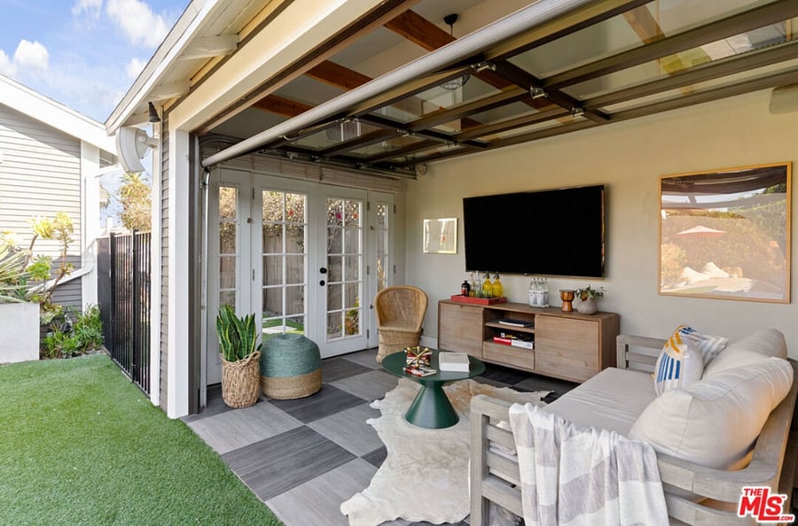 Pool house / office / storage