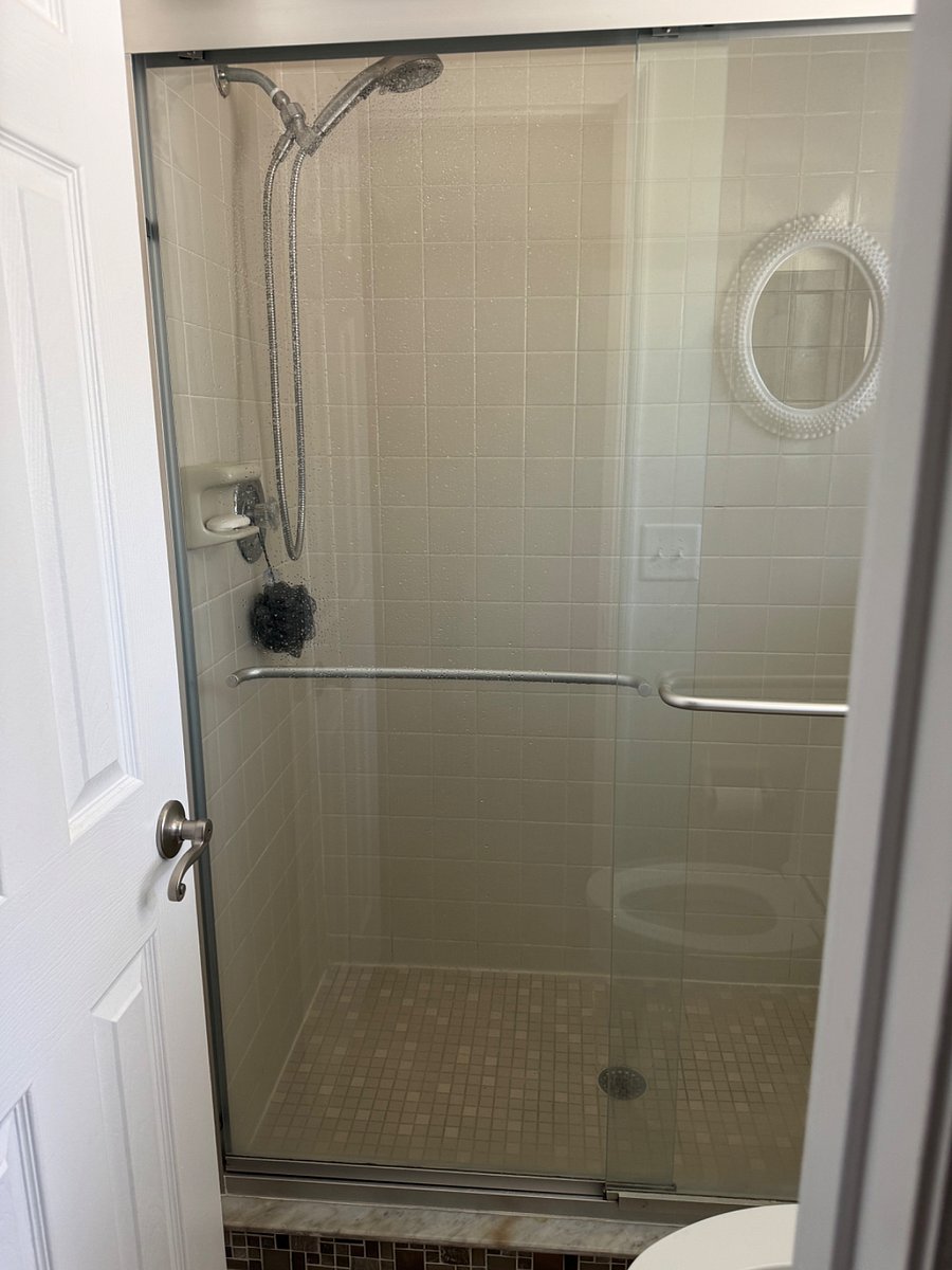 Upstairs en suite bathroom