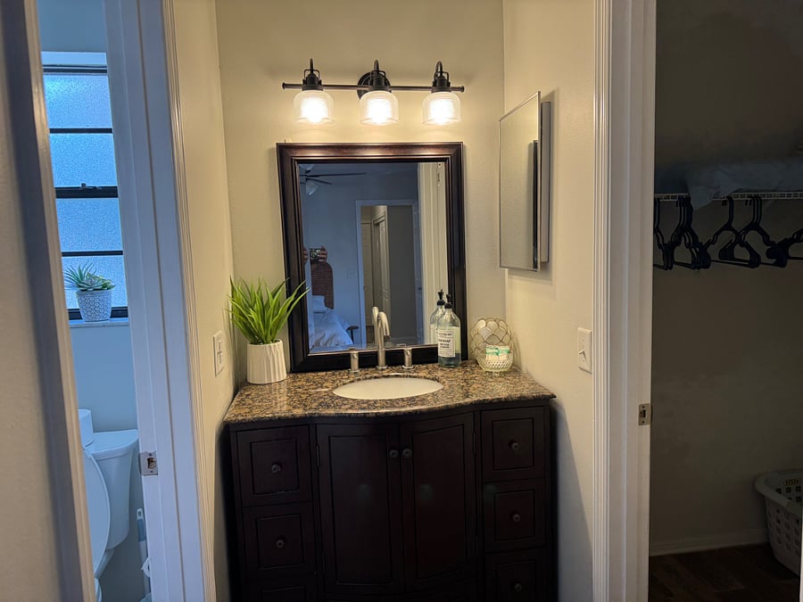 Upstairs en suite bathroom