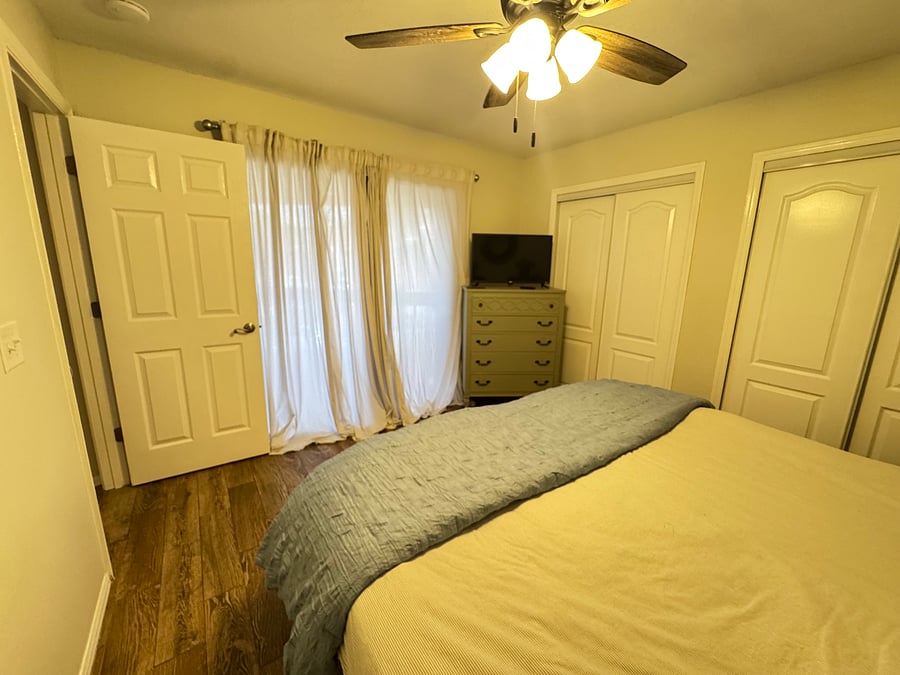 Second bedroom - king size bed