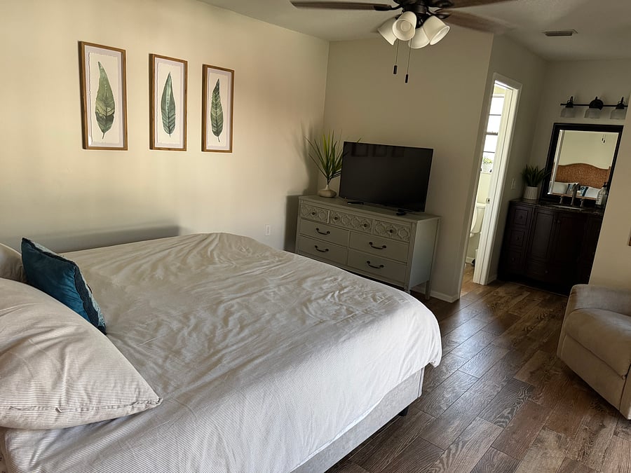 Main bedroom - king size bed
