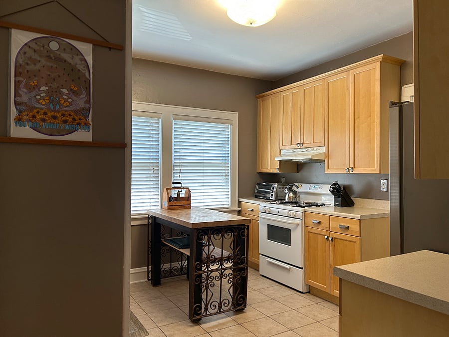 Fully equipped kitchen.
