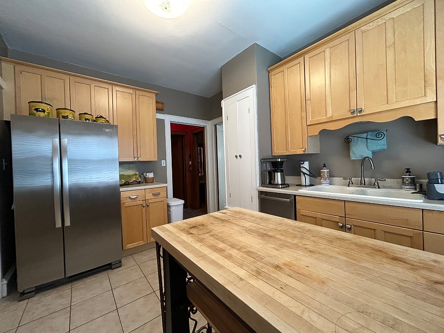 Fully equipped kitchen.