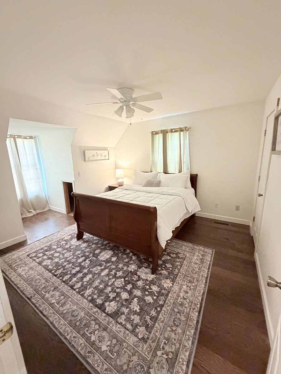 Queen Bed -Upstairs