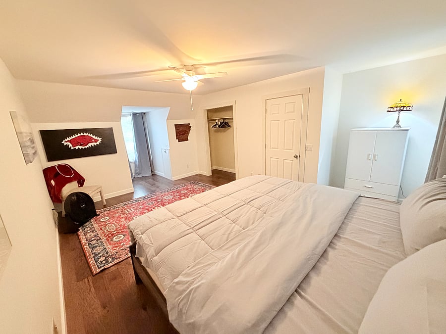 Razorback Room - King Bed