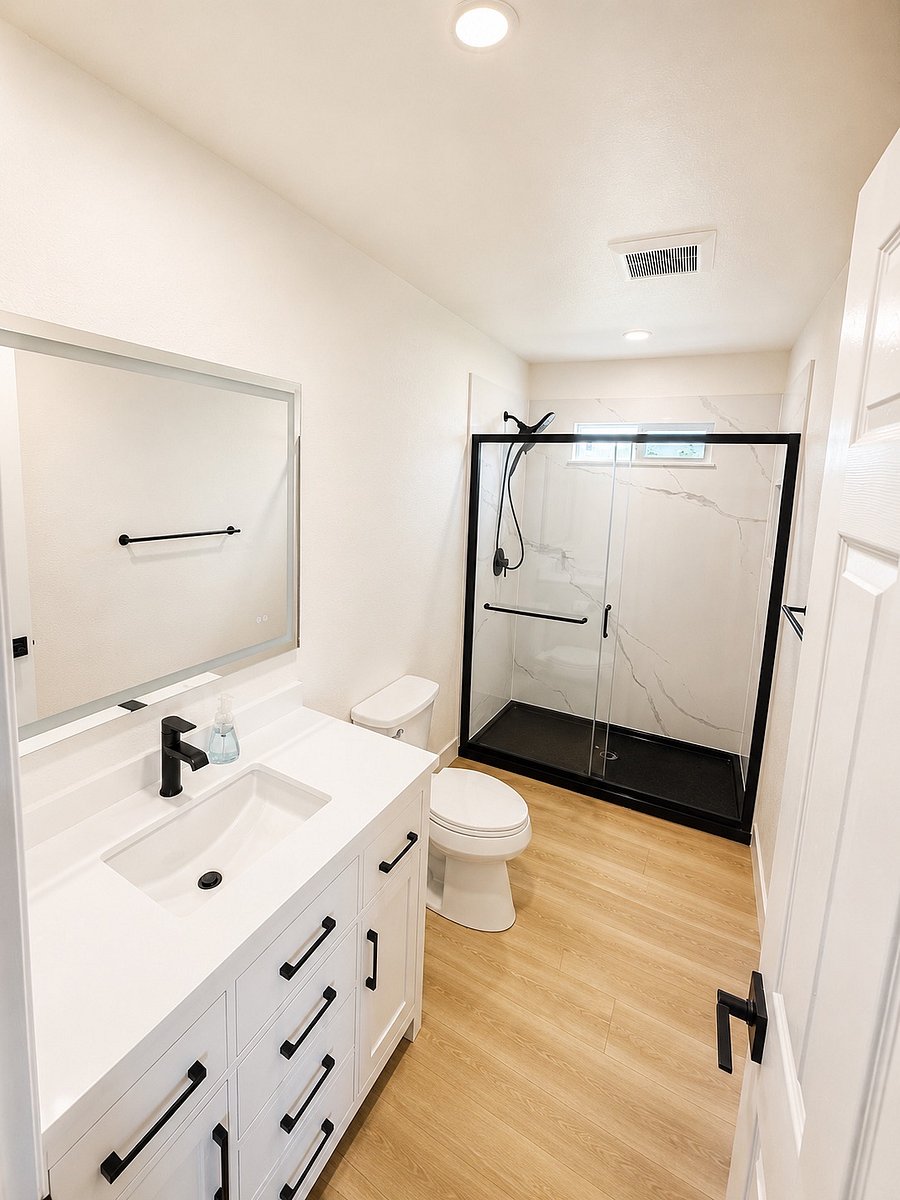 Large Bathroom/Large Walk In Shower - Shared
