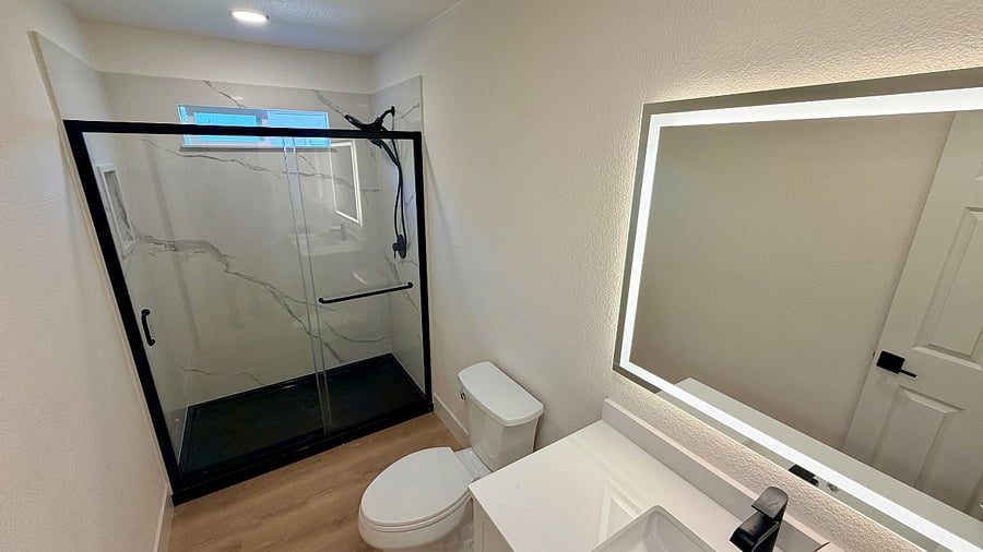 Large Bathroom/Large Walk In Shower - Shared