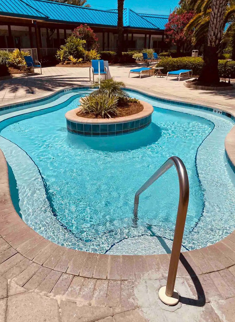 HUGE hot tub! 