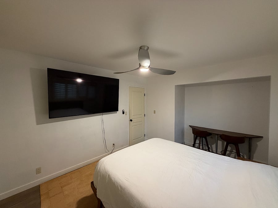 Aloha Room- Shared bathroom