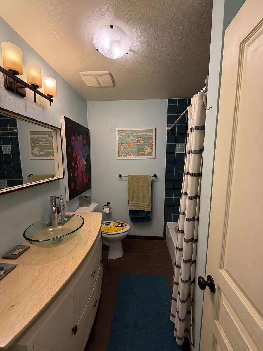 Shared Bathroom- pertains to "Aloha Room"