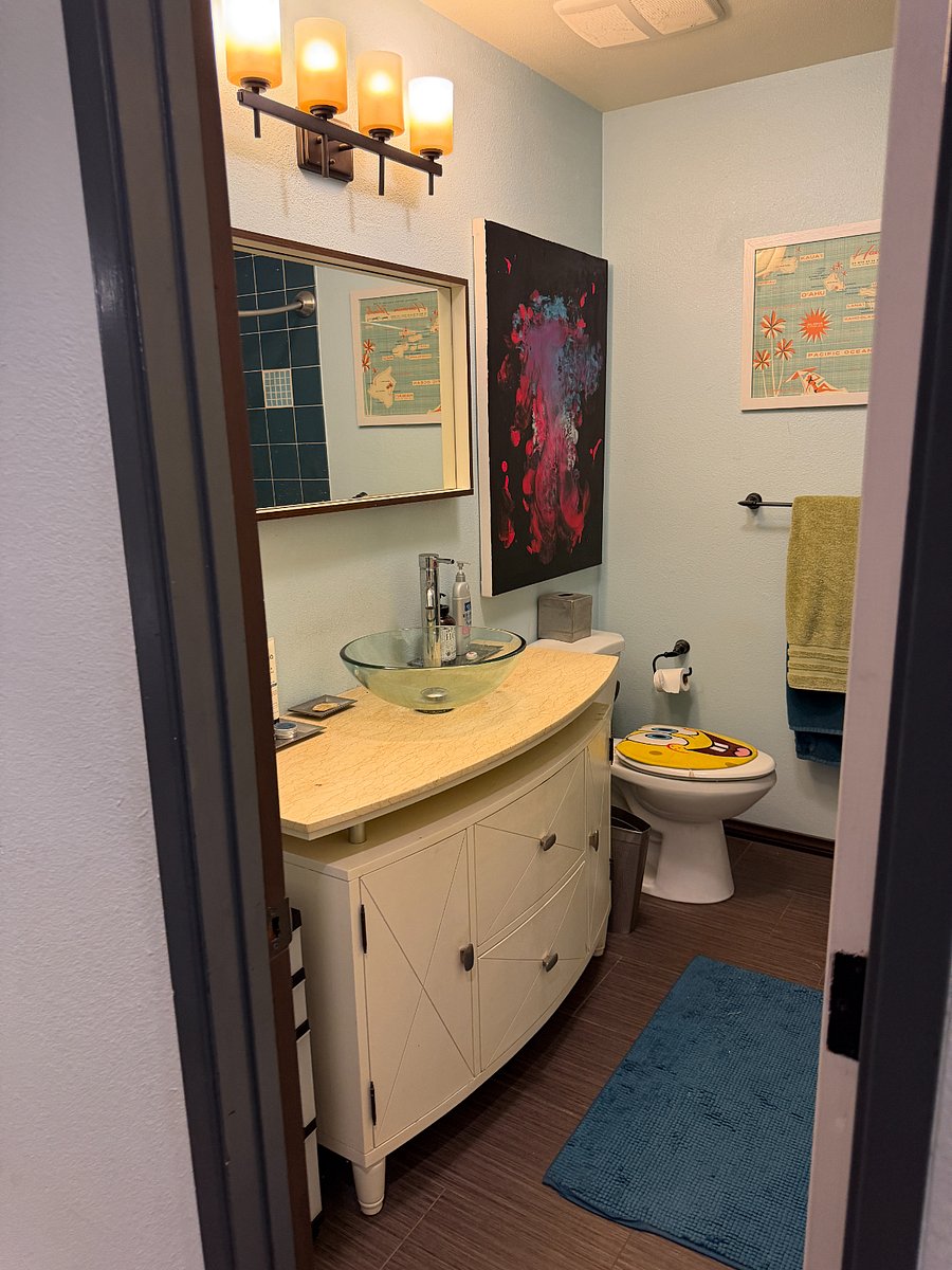 Shared Bathroom- pertains to "Aloha Room"