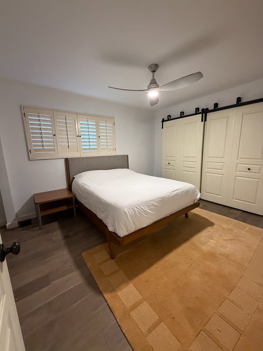 Aloha Room- Shared bathroom