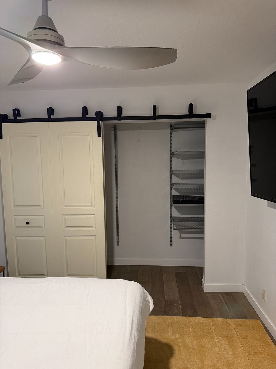 Aloha Room- Shared bathroom