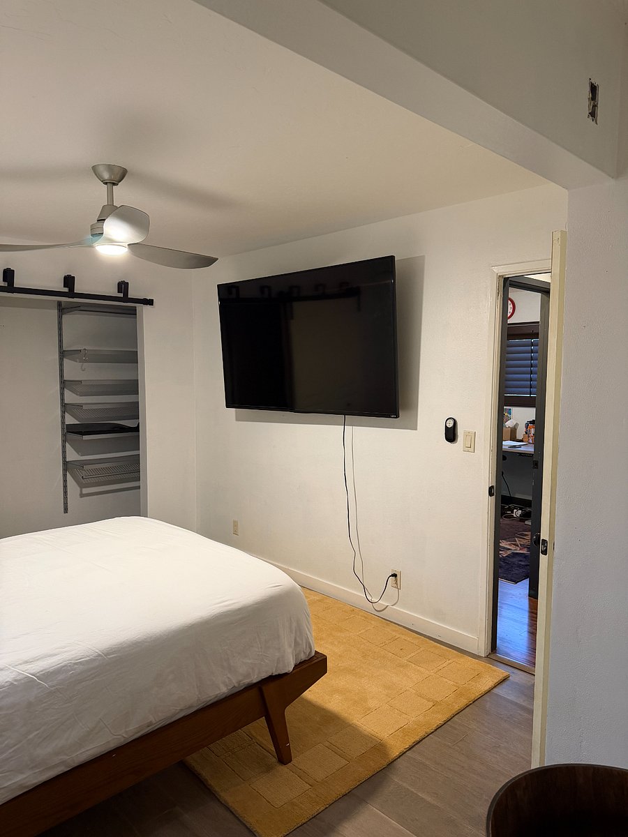 Aloha Room- Shared bathroom