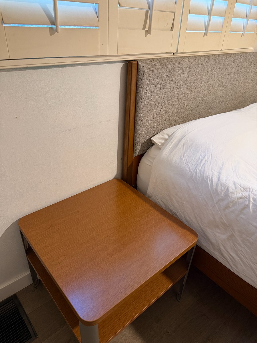Aloha Room- Shared bathroom