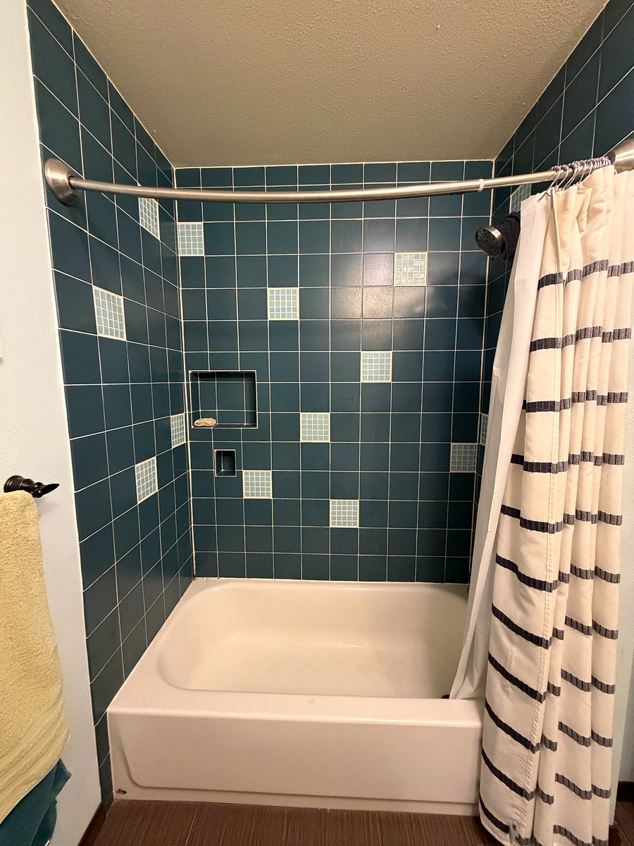 Shared Bathroom- pertains to "Aloha Room"