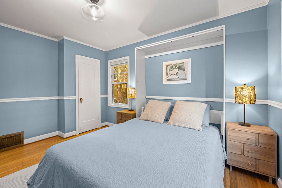 If more sleeping space is needed or guests come to visit, lower the wall bed to transform the office into a second bedroom on the main floor. 