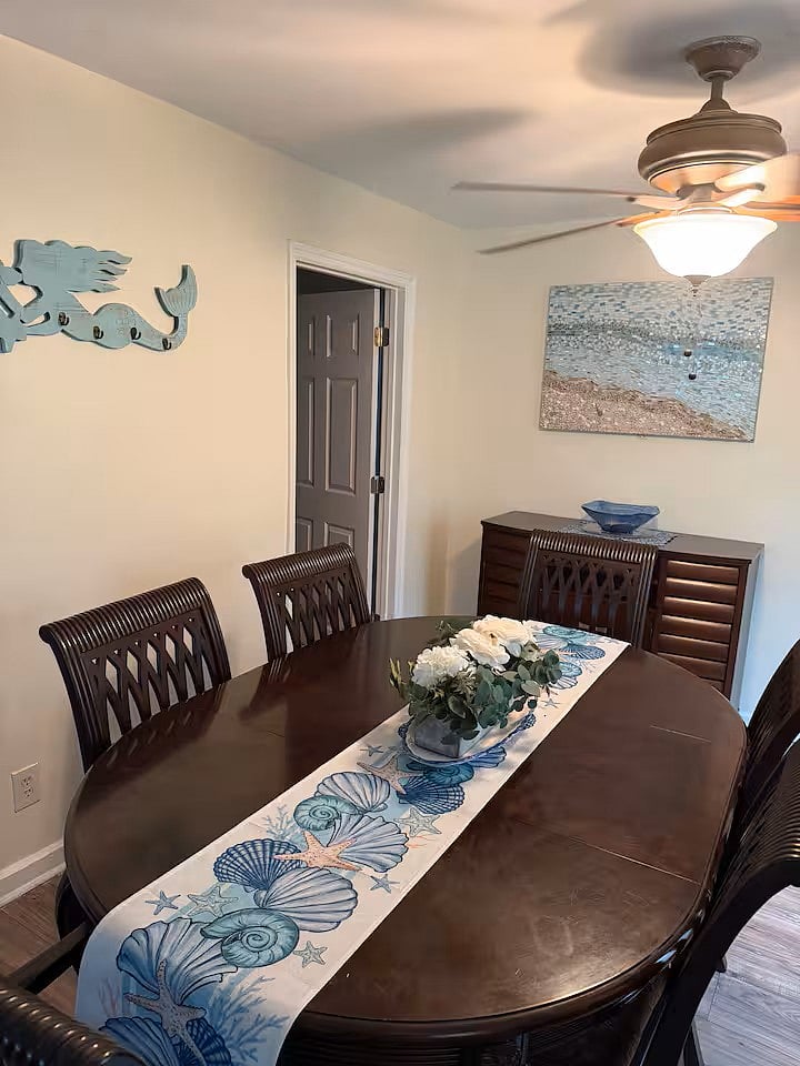 Comfortable large dinning table for six. Oversized chairs so dinning is enjoyable. This sapacious table may also be used as a oversized relaxed workspace,