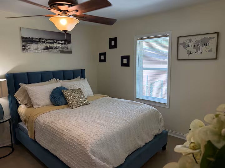 Queen bedroom center room modern design
