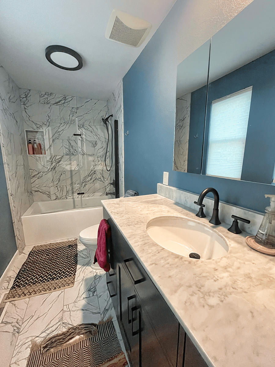 Primary en-suite bathroom