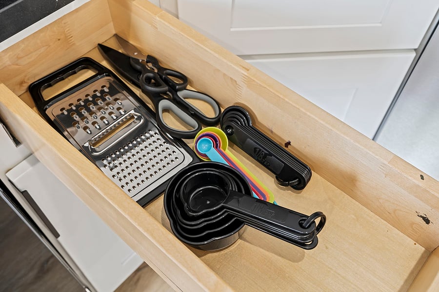 Measuring cups, grater, tongs, scissors and more. Meal prep for the week is simple with every tool already in its place.