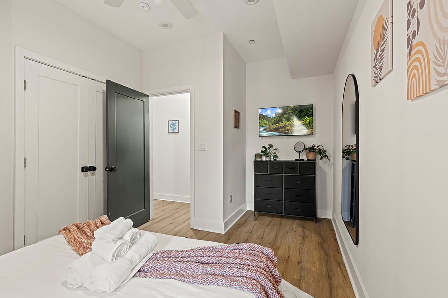 Unpack and stay a while. A closet, dresser, full-length mirror and bedroom Smart TV give you room for a month's worth of essentials.