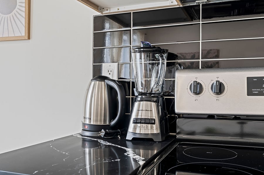 An electric kettle for tea, a blender for smoothies and a full range for dinner. Everything you need to keep your routine going during a longer stay.