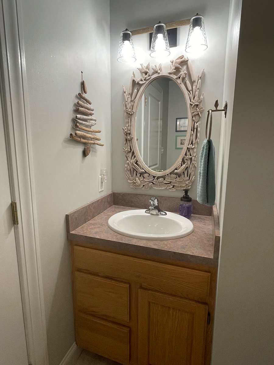 2nd floor bathroom 