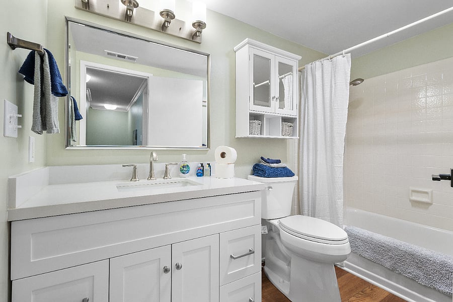 Private bathroom with shower/tub combo