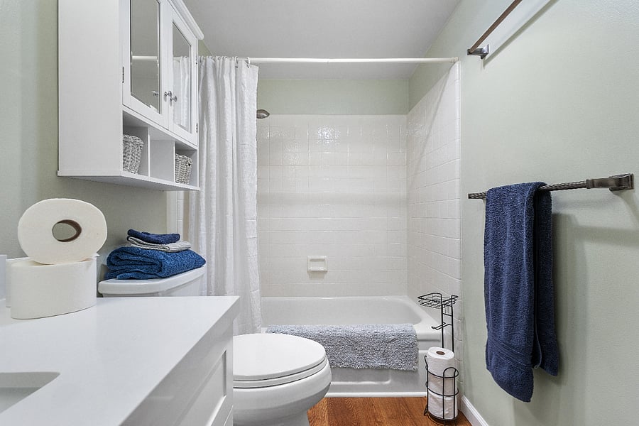Private bathroom with shower/tub combo