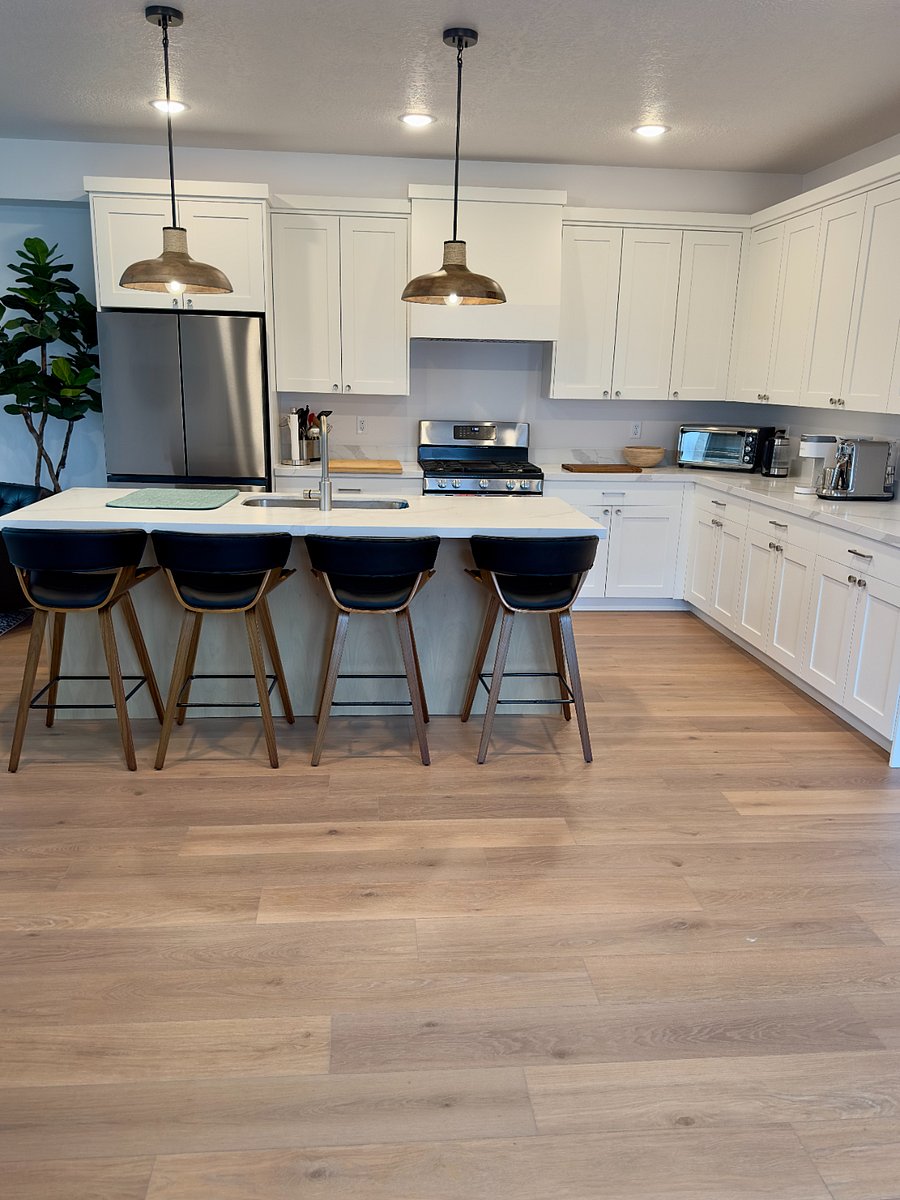 Extra large kitchen with all amenities 