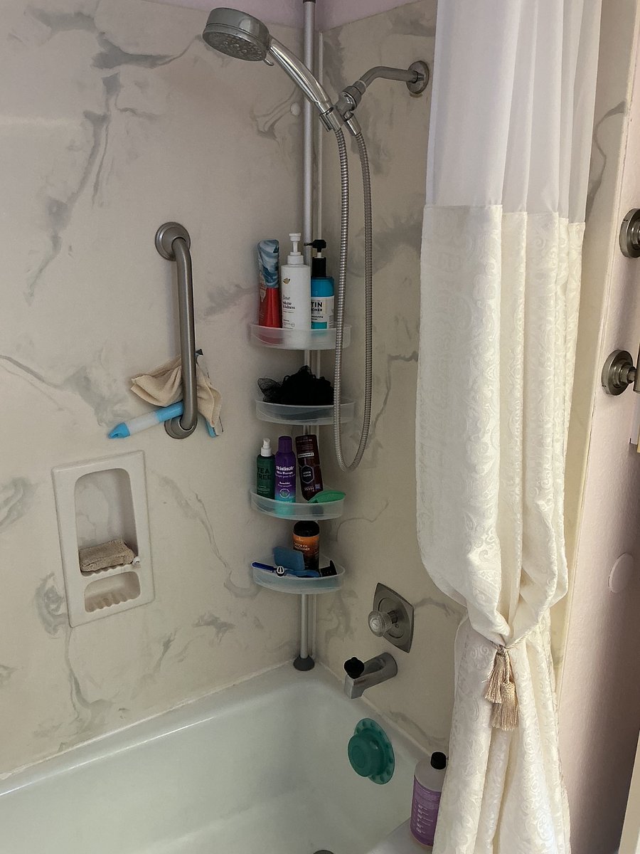 Hall bathroom tub/shower