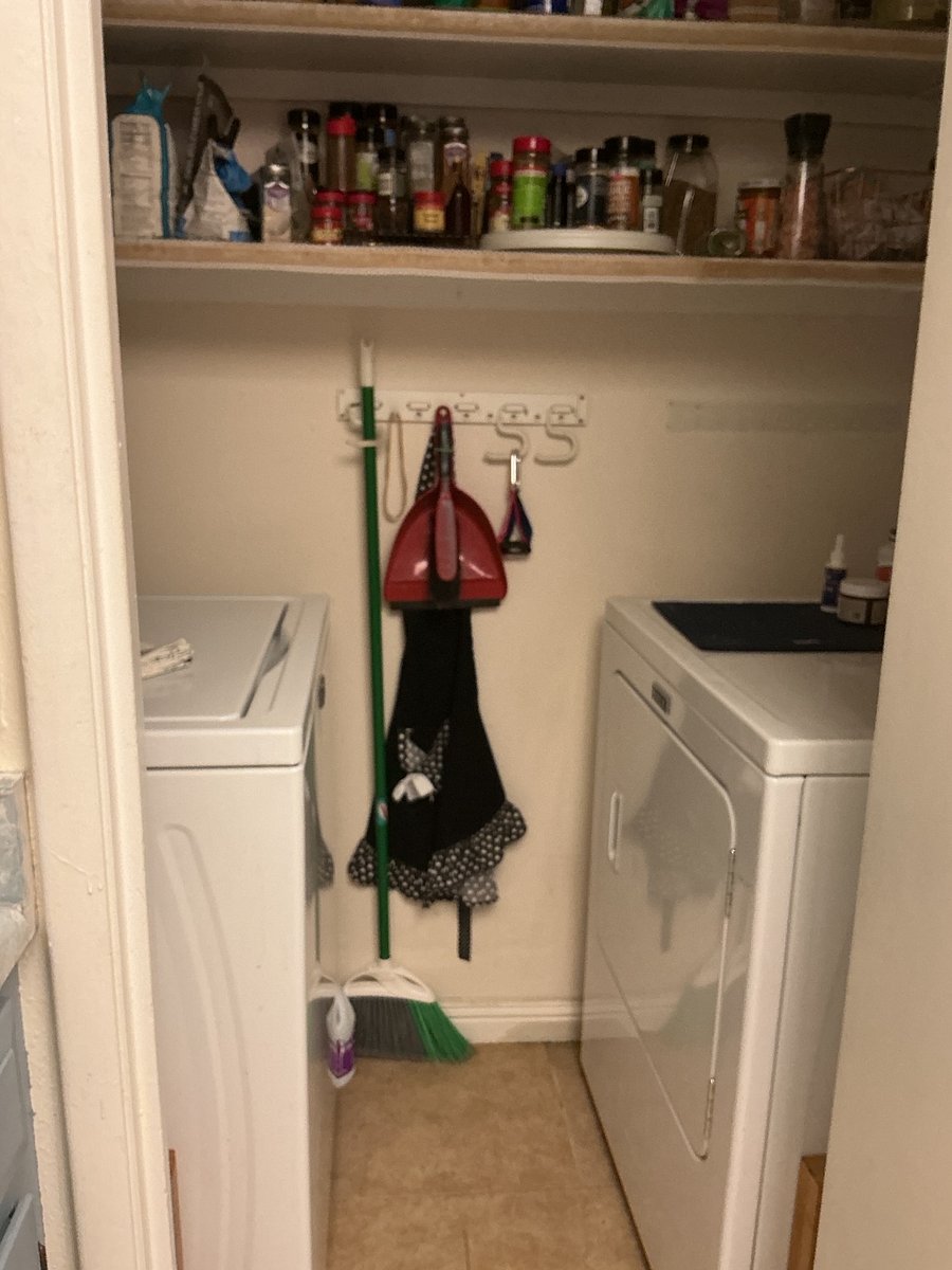 Off kitchen washer/ dryer & pantry