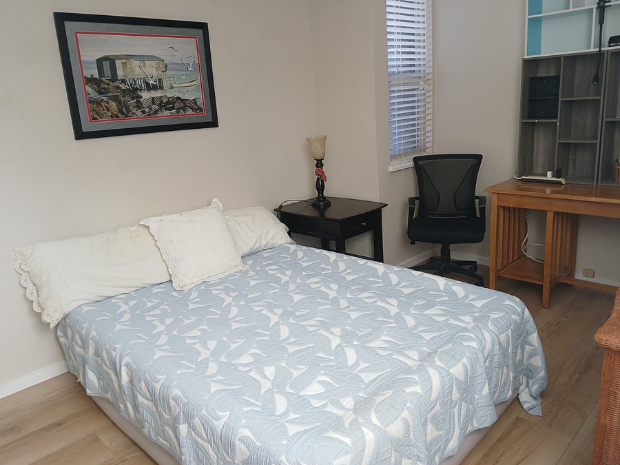 Guest bedroom/ desk area