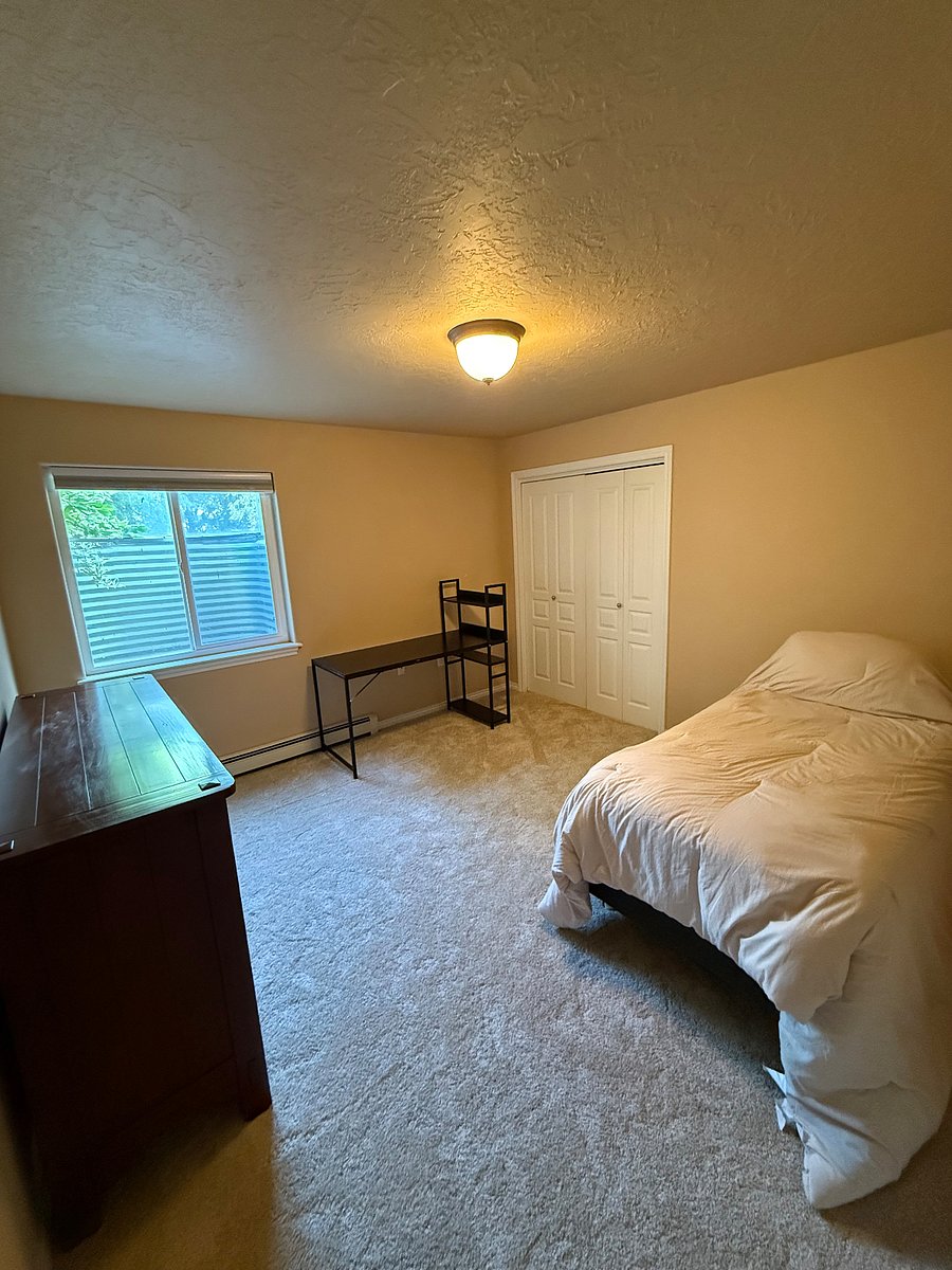 Twin bedroom with desk