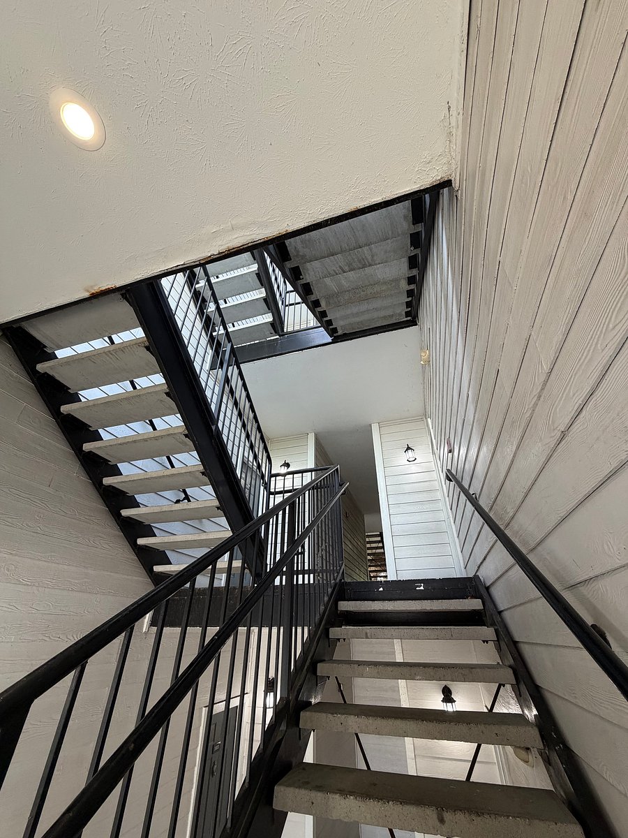 Exterior of building- unit is located on the 2nd floor 