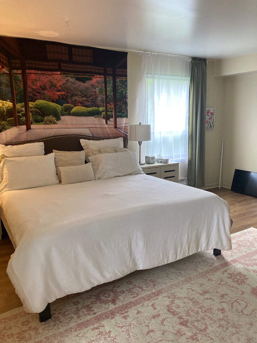 King bed in master's